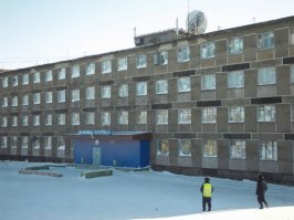 Ерунду несешь, про пост проплачен почтой. А по поводу заброшенной гостиницы, вот например от 2012 года фото. 
---------------------------------------------------
Гостиница "Арктика". Здесь на 4 этаже в комнате 14 кв.м. мы и начинали семейную жизнь. В то время это был неплохой вариант. Теперь этаж нежилой, заброшенный. А сама гостиница работает, там по-своему уютно, а интерьер навевает воспоминания...

Все хотят айфоны, ездить в Турцию и работать в мегаполисах. Привили западные ценности - люди потихоньку разъезжаются с таких мест. Оч. грустно - но это нормальная практика во всем мире. 
что вспоминать о мерзопакостном фильме - В США, Японии, Норвегии и сотнях других стран все точно так-же и тоже самое.