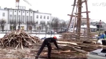 А  увидев эту, подумалось: -"Эстонский городок Раквере готовится к эстОмайдану? Ну, очень странная ёлка, не правда-ли? На Рождество они сооружают подобие елки, а перед новогодней ночью останется только обложить шинами и поджечь уже... в духе времени...