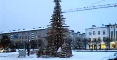 А  увидев эту, подумалось: -"Эстонский городок Раквере готовится к эстОмайдану? Ну, очень странная ёлка, не правда-ли? На Рождество они сооружают подобие елки, а перед новогодней ночью останется только обложить шинами и поджечь уже... в духе времени...