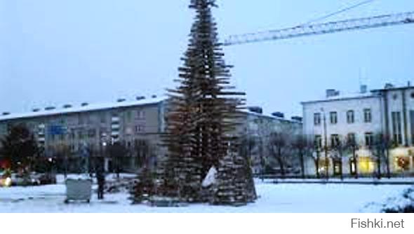 А  увидев эту, подумалось: -"Эстонский городок Раквере готовится к эстОмайдану? Ну, очень странная ёлка, не правда-ли? На Рождество они сооружают подобие елки, а перед новогодней ночью останется только обложить шинами и поджечь уже... в духе времени...