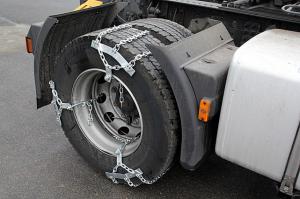 Красота! И... одиночеством пронизан почти каждый  снимок. На  один  раз, туристом и  воспоминания обалденные. Работать же вдали от родины  тяжело... не смотря  даже  на  такую  заботу как, к примеру: - о рации сообщили  прогноз неудовлетворительный - снегопад, снежные  заносы. Местность  гористая, подъёмы-спуски. Реагенты  и прочую соль  на  покрытиях не  используют - запрещено, берегут природу - мать. На  колёсах  цепи, но порядок  один для  всех - Транспорты  дорожные  службы  загоняют в  отстойники на  время  непогоды ...  пока дороги не  будут  расчищены, все   "курят" в  отстойниках. 
Нервы  погода  зимой  потреплет, особенно если  билеты  на  паром уже куплены и время  поджимает,  ещё  через  Швецию до  Кяпельскара   домчать с  соблюдением  всех правил  дорожных, потому как  строго там  с  этим.
А в  остальном К Р А С О Т И Щ А ! первозданная...