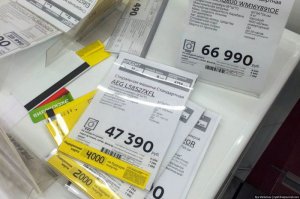 Очень полезная информация на этом фото. Стиральная машина за такие  деньги?!!! 47390 рублей делим "грубо-грубо" на 65 ( курс  евро)= 729.07 евро???!!! Да  у торгашей  (МАТ.) губа не дура 200-300... ну до  четырёх сотен  супер пупер  стиралка. Нет, есть конечно и за  тысячу... но со скидками, но там же  "космические  технологии"  в деле, там  дадут  рассрочку и прочие  бонусы.
К чему это я?
Несколько лет  обратно был  клич, что  де  гречка  вновь  дефицит... и  народ  ломанулся  за  гречкой  по  цене, не  помню уж  за  сколько, но это  гречка...
Купила  бабулька моя. Поддалась  на  панику. И? Сварила,... та  гречка видать  по  складам  не  одно  десятилетие   вылёживалась, есть  её  не  было  никак. Была  отправлена  прямиком  птичИшкам.
Ребяты!!! Праздники на  носу, полки затоварены, надо продать,КАК?!
Тот, кто  это  сделал, ГИГАНТ торговой мысли - очистить полки, подпустив толпе вирус паники! УМА ПАЛАТА!!!
"На дурака ж... не нужен нож, ему немного подпоёшь и... делай с ним что хошь"...