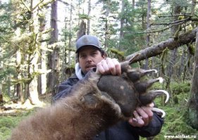 Повезло ему, что мишка вплотную не подобрался. Такой лапищей голову снести можно.