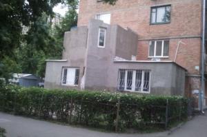о чём разговор)) в южных краях.где БТИ-шмэтэи это служба чисто формальная,такого рода пристрои и надстрои обычное дело.был в гостях в Сочи.там люди живущие на пятом этаже обычной пятиэтажной хрущёвки просто взяли и надстроили на крыше над своей квартирой ещё пару комнат.а другие в соседнем доме живущие на первом слепили что то вроде этого.и таких умников в тех краях не мало