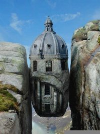 Вот еще прикольный камень-домик, не знаю фотошоп или нет?