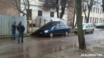 из всего забора оторвало только один лист....
прям знал где машину оставить...