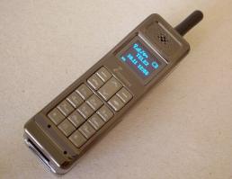 У меня такой, держать можно двумя пальцами, живет больше месяца да еще и другие устройства можно заряжать.