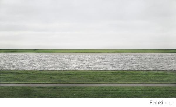 Фото Андреаса Гурски. Называется "Rhein II". Стоимость 4.4 млн. $. А что ты фотографируешь на свой фотоаппарат?))