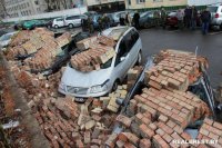 В Бресте кирпичная стена упала на припаркованные автомобили