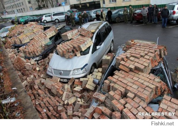 В Бресте кирпичная стена упала на припаркованные автомобили
