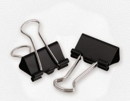 По собственному опыту знаю, что банки для специй найти не просто- надо и чтоб объем был достаточен и герметичны были и места много не занимали. В общем за много лет толковых банок так и не нашел, но приспособился для повторного закрывания пакетиков со специями использовать канцелярские прищепки. А храню  пакетики вертикально в пластиковых лотках. Относительно удобно. Может поможет кому.