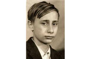 Совсем ещё молодой, зелёный....знать ещё не знает, что полмира в ужасе держать будет!