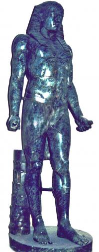 есть такой термин Жезлы Гора, это 2 трубки стальная и медная, как символ власти над природой и гравитацией ... 
учитывая, что Древние  были очень крупными и гравитация на земле низкая (иначе титаны не смогли бы передвигаться) после неких событий, гравитация усилилась и они создали некий механизм для уменьшения силы тяжести ... возможно это жидкости которые принимались внутрь, возможно это кровь насыщенная железом ...
короче, изображались древние с подобными трубками в руках