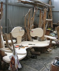 Что бы не париться с грунтами и лаками обхожусь восковыми пропитками,благо сейчас огромный выбор и по цветам и по качеству.