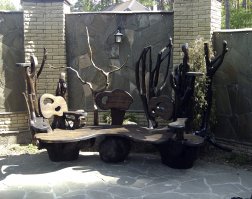 Что бы не париться с грунтами и лаками обхожусь восковыми пропитками,благо сейчас огромный выбор и по цветам и по качеству.