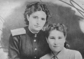 Моя мама (слева),сразу после окончания Рязанского пехотного училища в 1943 году.До 46 года разминировала последствия Курской дуги как раз  под Прохоровкой.Была командиром взвода.Из самых страшных воспоминаний-писать похоронки.Во взводе еле обученные молодые девчонки.Часто подрывались,а заминировано было с обеих сторон,как вспоминала мама,на каждом метре.