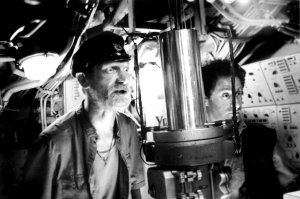 — Место здесь глухое, тут лучше на лодке подойти, на подводной.
— На "Малютке".
— А ты откуда знаешь? Это же государственная тайна!
— Так в прошлом году ходили на острова за ягодами на ней.