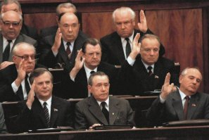 Андрей Андрееч, человек эпоха.
Вот грустит среди абырвалцев, явно понимает грядущую нелегкую судьбу Родины...
