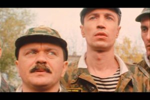 Ефрейтор Галагура и каптёр Гера Либерман смотрят на этих пиндоссов, как на говно....