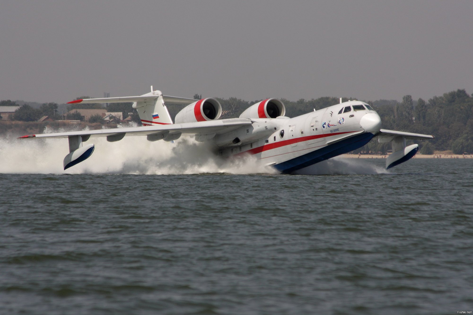 Думаю, при заборе воды самолётом БЕ-200 можно подобрать целую группу аквалангистов, и пройдут целиком))