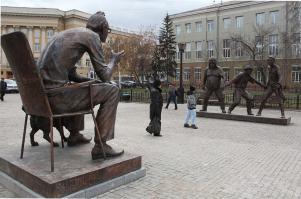 Памятник в Иркутске, где Гайдай жил в молодости