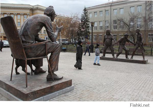 Памятник в Иркутске, где Гайдай жил в молодости