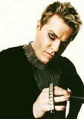 Я не против гомофобов, пока они занимаются своей гомофобией у себя дома, за закрытыми дверями!
Эдди Иззард