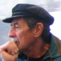 по первой фотке непонятка, но мне кажется что вот этот мужик на кого-то ОЧЕНЬ сильно похож и в этом фишка: