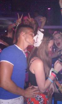 Василий Иваныч вернулся с Марса. Петька интересуется: 
- Василий Иваныч, а какие там бабы? 
- Бабы такие же как и у нас, только груди на спине! 
- Так им же детей кормить не удобно. 
- Зато танцевать удобно!