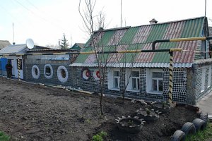 вот этот, в Мичугане, своими глазами видела)
Правда или нет, но мне бывший муж (уроженец города) историю рассказывал, что хозяин дома с зоны откинулся и ему вроде как лачугу какую-то выделили, а он вот таким образом до ума домик и довел, ибо ни денег, ни стройматериалов не имелось у него. За правдивость не отвечаю, за что купила, за то и продаю