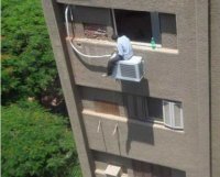 Здесь смотрю кто-то уже посидел на нижнем этаже, крепления в низ направлены.