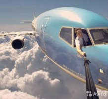 Что это? Ему всё равно на низкое давление и минусовую температуру на этой высоте? Отсутствующее стекло подушкой потом заткнёт или его весь полёт, так нехило, ледяным ветром обдувает (скорость самолёта наверняка несколько сотен км/ч)?