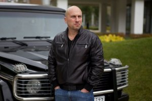 Да сколько же после так называемых "лихих90-х" нормальных людей оказалось на улице Чаще из за алкашки после очередной попойки с "бригадой" которые теперь на геликах или каенах пальцы в пробках по старой привычке разгибают забывая порой от куда их "достойный"образ жизни начинался Я к тому что физрук для 11 летних наивов является "символом" того каким надо быть Просто тошно становится (как и после "бригады")