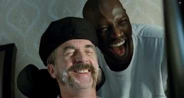 ухахатывалась,  когда Дрисс бороду ему сбривал:

- я окончательно превратился в Вашу игрушку
))