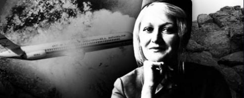 26 января 1972 года 22-летняя стюардесса «Югославских авиалиний» Весна Вулович пребывала в хорошем настроении, хотя ее по ошибке распределили на рейс Стокгольм – Копенгаген – Загреб – Белград. Улыбающиеся пассажиры – это было последнее, что она запомнила перед тем, как в самолете, пролетающем над тогдашней Чехословакией на высоте 10 тысяч 160 метров, взорвалась бомба.
– Не знаю, как я смогла выжить, – говорит Вулович. – Ведь на такой высоте человек умирает практически мгновенно– Громкий взрыв, очень яркий свет и невыносимый холод – вот и все, что я помню о той катастрофе. Но почему я не разбилась всмятку – этого вообще никто понять не может. Выйдя наконец-то из больниц, где она провела не один год, Весна отправилась на работу – восстанавливаться в должности стюардессы…..