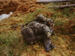 Копальхен
Для приготовления оленьего копальхена нужен крупный, жирный и здоровый олень. Несколько дней не кормить его (чтобы очистить кишечник), затем задушить, не повреждая шкуры. После этого труп погружается в болото и присыпается торфом, закладывается ветками и камнями, и оставляется на несколько месяцев. По истечении срока труп извлекается и употребляется в пищу. Из-за образования в процессе приготовления трупного яда, копальхен смертельно опасен для представителей большинства других народностей. Кстати таким образом, оленья туша может пролежать столетиями и быть съеденной.:)