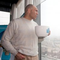 Вот он понимает, что такое кружечка чая, а то сделал глоток из ваших чешек и нет ничего... :)