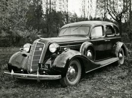 ЗиС-101 — советский семиместный представительский автомобиль с кузовом «лимузин», выпускавшийся на Заводе им. Сталина (Москва) в 1936—1941 годах.