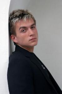 На протяжении четырех лет один из участников группы «Smash», по его собственному признанию, ежедневно принимал наркотики. Начал он в 2004 году, и уже не смог остановиться. Пагубная страсть чуть не довела певца до самоубийства, затем у него отказали почки. Именно из-за этого и распалась популярная группа «Smash». Но Топалову удалось собраться и побороть зависимость, и теперь он смотрит в будущее с оптимизмом.