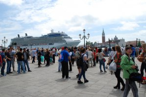 Первых два фото наглый фотошоп. Вот фоткал лично я.