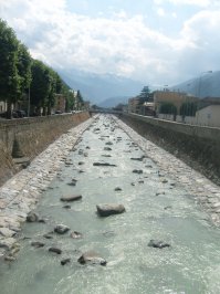 Очень красиво.
И воздух такой, что подышал, как райских фруктов наелся.
Я потому и полюбил всей душой Итальянские Альпы, что нашёл там настоящий Северный Кавказ, где родился и провёл детство.
Вот речка Адда.
Дорога на Перевал Стельвио.
Полив трав на лугу.
И вот Трафои, где целый год до Вероны прожили.