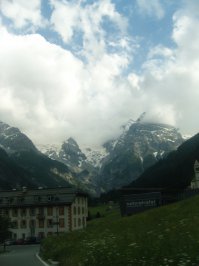 Очень красиво.
И воздух такой, что подышал, как райских фруктов наелся.
Я потому и полюбил всей душой Итальянские Альпы, что нашёл там настоящий Северный Кавказ, где родился и провёл детство.
Вот речка Адда.
Дорога на Перевал Стельвио.
Полив трав на лугу.
И вот Трафои, где целый год до Вероны прожили.