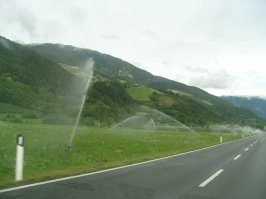 Очень красиво.
И воздух такой, что подышал, как райских фруктов наелся.
Я потому и полюбил всей душой Итальянские Альпы, что нашёл там настоящий Северный Кавказ, где родился и провёл детство.
Вот речка Адда.
Дорога на Перевал Стельвио.
Полив трав на лугу.
И вот Трафои, где целый год до Вероны прожили.