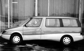 Эта машина разрабатывалась уже в рамках "сотрудничества" с Рено.
Не многие знают что несколько более ранних прототипов АЗЛК всё таки дошли до конвеера.
АЗЛК 2143 Яуза,конечно очень сильно упрощённый стал ВАЗ 2110.
Первые макеты 2139 попались на глаза представителям делегации Форда и спустя год,если верить записям в архивных документах завода,которые я читал лично,у Форда появилась модель Аэростар.В последствии 2139 был прилизан по моде тех лет под Понтиак и стал называться Арбат.