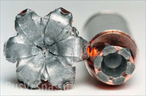 Украинские каратели используют «цветы смерти» против ополченцев и мирных жителей (ФОТО)--------Донецкий хирург-кардиолог, профессор Александр Кузнецов за время так называемой «АТО» собрал фактические доказательства использования украинскими карателями запрещенных кассетных снарядов. 

 Очень часто хирургам ДоКТМО доводилось извлекать из тел ополченцев снаряды, которые похожи внешне на иголку с оперением — железную стрелку. У одного из пострадавших она застряла возле легочной артерии, и человека едва удалось спасти. 

 Но самыми коварными снарядами были так называемые «цветы смерти». Таких у Александра Кузнецова накопилась целая коллекция. Их еще называют экспансивными пулями. Такие пули способны расширяться, увеличивая свой первоначальный диаметр при попадании в мягкие ткани организма человека. Экспансивные пули раскрываются внутри подобно цветку, поэтому и называются «цветы смерти». 

 Использование таких пуль в военных конфликтах запрещено по причине их «чрезмерной жестокости», однако пули широко используются и сегодня, к примеру, охотниками. 

 По сути, экспансивные пули обладают двумя взаимосвязанными целями. Они увеличивают диаметр пули при входе в цель, что обеспечивает максимальное повреждение тканей в организме человека, сильный болевой шок и большую кровопотерю. 

 Они были запрещены на основании декларации, которая принята в Гааге еще в далеком 1899 году. Позднее запрет на их использование был повторен в 1907 году Второй Гаагской мирной конвенцией. Уже в обозримом времени, в 1979 году, на Международной конференции ООН была принята резолюция, в которой содержалась просьба к правительствам всех стран мира — проявлять осторожность при создании систем малокалиберного оружия. 

 Также в резолюции содержалось обращение к специалистам по раневой баллистике, которым настоятельно рекомендовалось разработать стандартизованную международную методику контроля и оценки баллистических параметров, равно как и повреждающего эффекта малокалиберных и высокоскоростных пуль. 

 Но украинским военным, как и в использовании многих других запрещенных средств ведения войны, закон не писан. 

Военкор «Русской Весны» Белла-Чао.