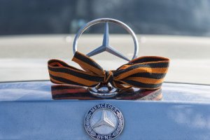 В Госдуме предлагают ввести уголовную ответственность за осквернение символов Победы в Великой Отечественной войне, таких как Знамя Победы, орден Победы или георгиевская лента, пишет газета «Известия».