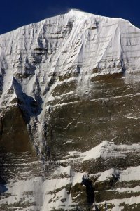 вообще то монахи это не проблема 
на эту гору пытались много раз забраться и наши с вами соотечественники из организации Неман ,им удалось приблизится к вершине есть фото