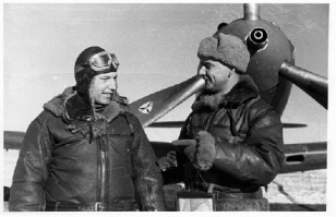 В этом посте забыли о ст. лейтенанте Голубеве Гоше. С 1943 года, неизменный !!! ведомый Покрышкина, обеспечивая командиру безопасность и сбитие самолётов противника.
Встретил войну на И-16 и закончил на Аэрокобре. Выполнил 308 боевых вылетов, лично сбил 15 и обеспечил сбитие 35 самолётов.
А теперь внимание, комрады. 
Именно Голубев Г.Г., ведомый Покрышкина А.И., одержал последнюю воздушную победу во Второй мировой войне в Европе, сбив над Прагой 10 мая 1945 года "Дорнье-217".
На фото герой справа.