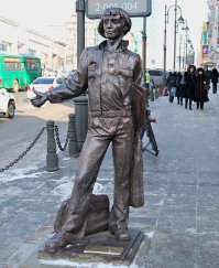 А вот из Владивостока вам 2 памятника! Первый это чужой, а второй прям в центре об него можно споткнуться!