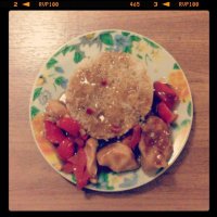 это на двоих. Я и муж. Мы не на диете, мы просто не обжираемся. Муж обедает на работе, у них своя столовая. 
Мы не едим первое, второе, третье и десертик. На ужин готовлю мясо (птицу) + гарнир. Завтракаем - муж булочку или два сырка, я - либо "даниссимо", либо сухой завтрак с молоком. Обедаю - либо салат овощной, либо тем, же что на ужин (готовлю обычно на несколько дней). Мы не сидим на диете. Мы просто едим не очень много.
Например, вот обычная порция на вечер (тут - рис басмати и курица а-ля терияки